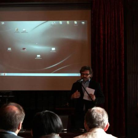 Otwarcie obrad przez dyrektora Muzeum Sztuki w Łodzi Jarosława Suchana. — kopia