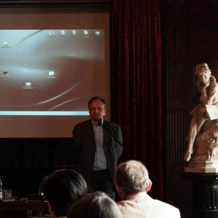 Pełnomocnik dyrektora ds. programowych Narodowego Instytutu Muzealnictwa i Ochrony Zabytków Waldemar Rataj wygłaszający referat wprowadzający.