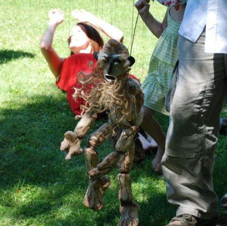 Zapoznawanie się dzieci z najbardziej niezwykłymi marionetkami.