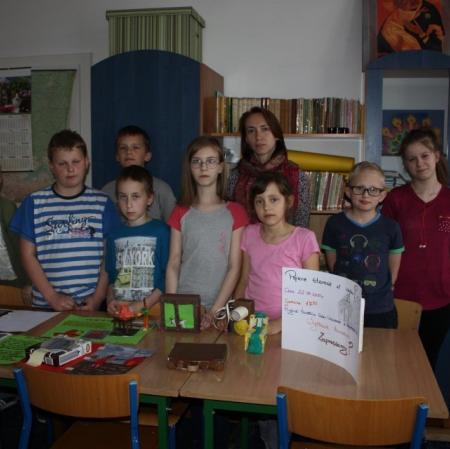 Uczestnicy warsztatów wraz ze swoimi pracami