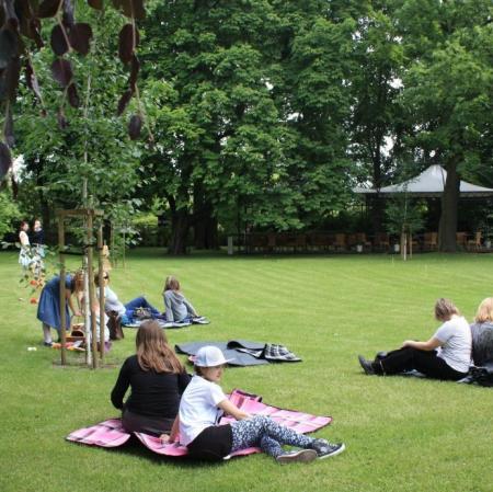Uczestnicy Pałacowych Szarad w ogrodzie.