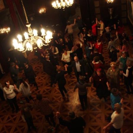 Uczestnicy karnawału w Pałacu Herbsta podczas wspólnych tańców na sali balowej.