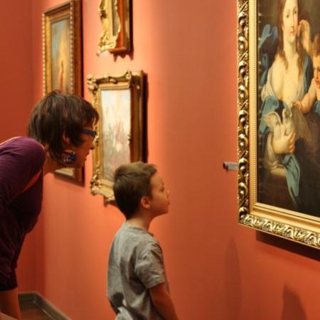 Uczestnicy podczas rodzinnych warsztatów w Galerii Sztuki Dawnej przed obrazem Aleksandra Lessera "Miłość".