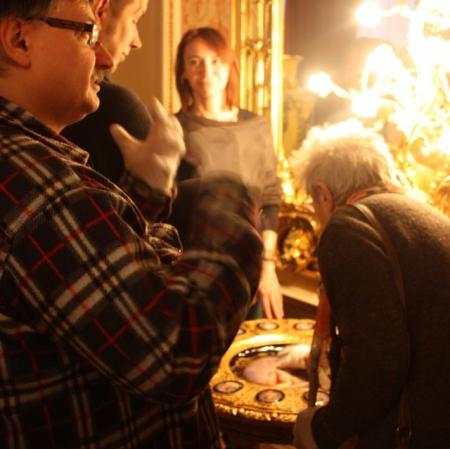 Salon lustrzany. Uczestnicy warsztatów przed jednym z luster.