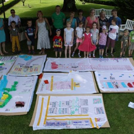 Wszyscy uczestnicy warsztatów oraz wykonany przez nich plan-makieta Księżego Młyna. Widok z góry.