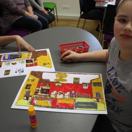 Uczniowie podczas wykonywania własnych projektów wnętrz.