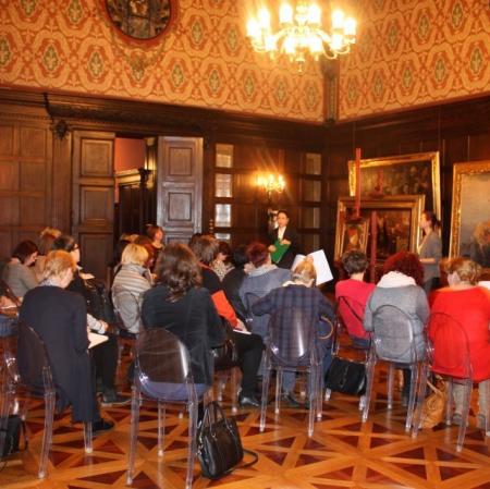 Uczestnicy podczas warsztatów „Analiza formalna dzieła plastycznego” w sali balowej Pałacu Herbsta.