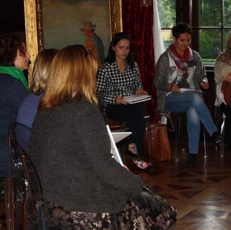 Uczestnicy podczas warsztatów „Analiza formalna dzieła plastycznego” w sali balowej Pałacu Herbsta.