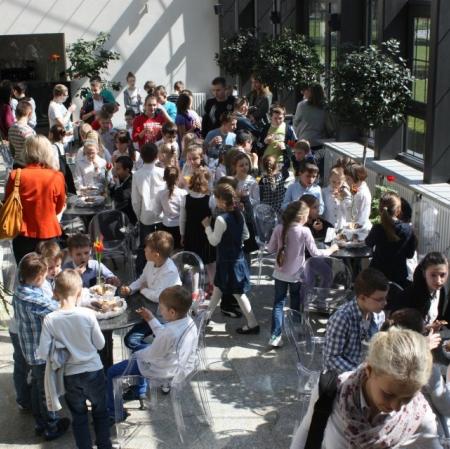 Uczestnicy finału w ogrodzie zimowym podczas poczęstunku.