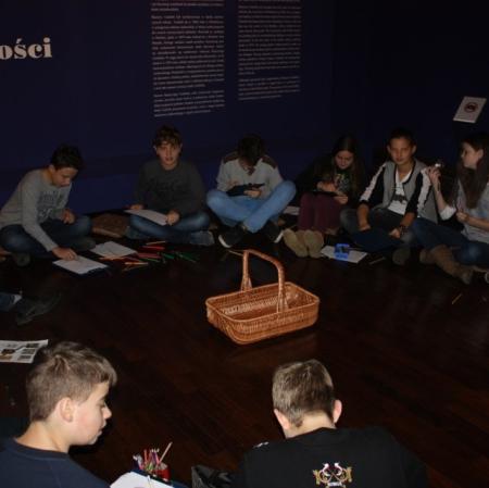 Uczestnicy siedzą w kręgu. Praca warsztatowa.