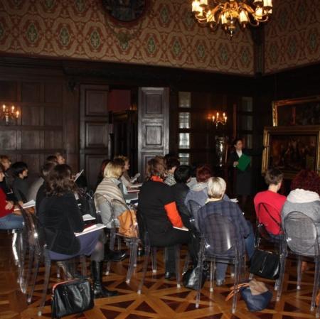 Uczestnicy podczas warsztatów „Analiza formalna dzieła plastycznego” w sali balowej Pałacu Herbsta.