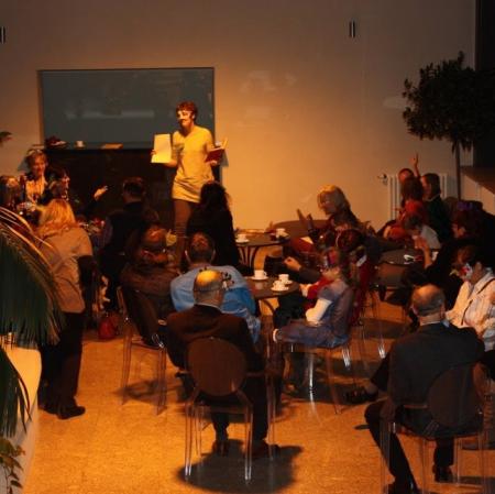 Uczestnicy karnawału w Pałacu Herbsta podczas opowieści o karnawałowych wróżbach w pałacowej oranżerii.