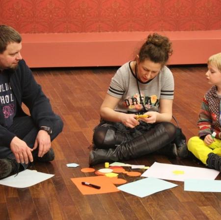 Uczestnicy podczas rodzinnych warsztatów w Galerii Sztuki Dawnej tworzą kopie obrazów obecnych w galerii.