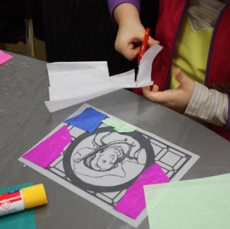 Ozdabianie witrażu znad drzwi pałacu Herbsta