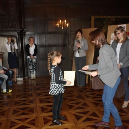 Wręczenie nagrody jednej z laureatek.