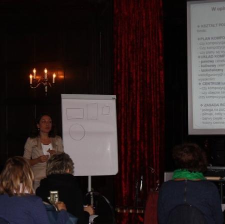 Uczestnicy podczas warsztatów „Analiza formalna dzieła plastycznego” w sali balowej Pałacu Herbsta.