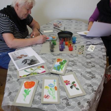 Praca uczestniczek podczas warsztatów "Tajemnice Orientu na jedwabiu malowane".