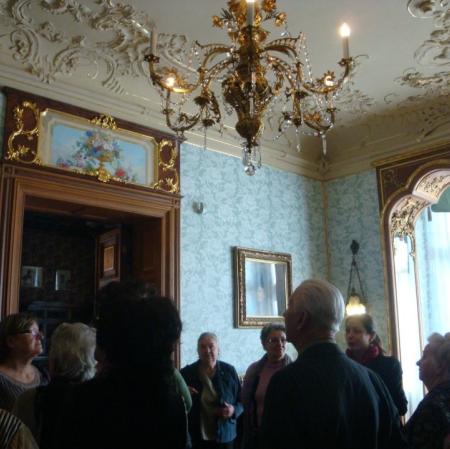 Słuchacze wykładu "Splendor płomienistego akantu, czyli Neorokoko" w Salonie środkowym Muzeum Pałac Herbsta.