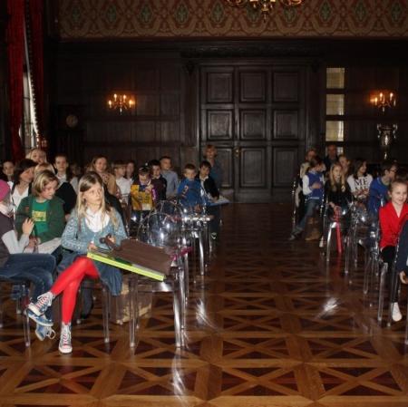 Uczestnicy I Edycji Konkursu Plastycznego "Pocztówka z Pałacu Herbsta" podczas gali wręczania nagród na sali balowej.