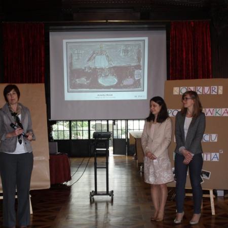 Sala balowa. Prowadzące finał konkursu. W tle prezentacja ze zgłoszonymi pracami.