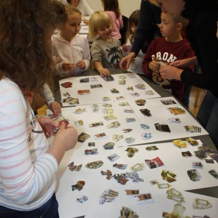 Uczestnicy warsztatów wybierają obrazki przedstawiające elementy wyposażenia wnętrz.