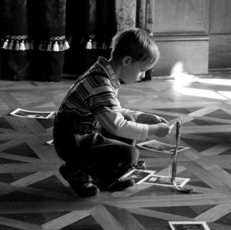 Uczestnik rodzinnego zwiedzania pałacowych wnętrz.