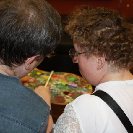 Uczestnicy warsztatu "Pałac Herbsta w kilku odsłonach"  z malarską paletą.