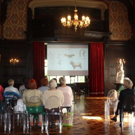 Uczestnicy na wykładzie "Obicia, dywany, draperie. Tkaniny we wnętrzach" na sali balowej w Pałacu Herbsta.