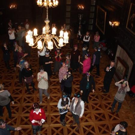 Uczestnicy karnawału w Pałacu Herbsta podczas wspólnych tańców na sali balowej.