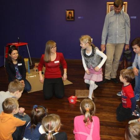 Najmłodsi uczestnicy warsztatów grają w drejdla