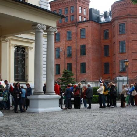 Zdjęcie przedstawia tłum przed wejściem do pałacu Herbsta.