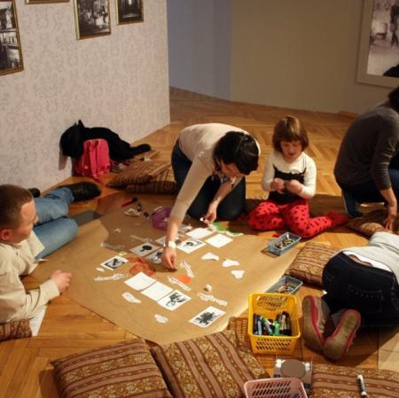 Rodzice pomagają najmłodszym uczestnikom podczas warsztatów "Drzewo pokoleń" na wystawie "Herbstowie. Historie niedokończone".