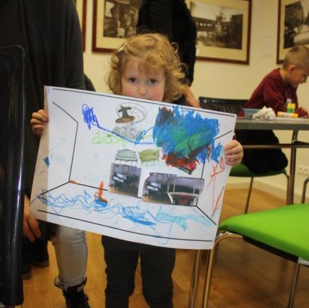 Uczestniczka warsztatów prezentuje wykonaną przez siebie pracę.