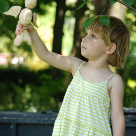 Wypróbowanie przez najmłodszą uczestniczkę warsztatów  najbardziej niezwykłych marionetek, które przybierają ożywioną postać i zaczynają latać.