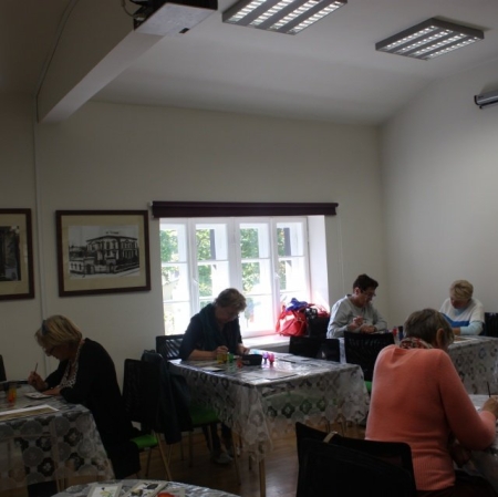 Uczestniczki podczas pracy na warsztatach "Zwiewne piękne z kraju Kwitnącej Wiśni"