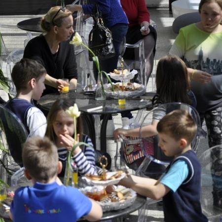 Poczęstunek w ogrodzie zimowym.