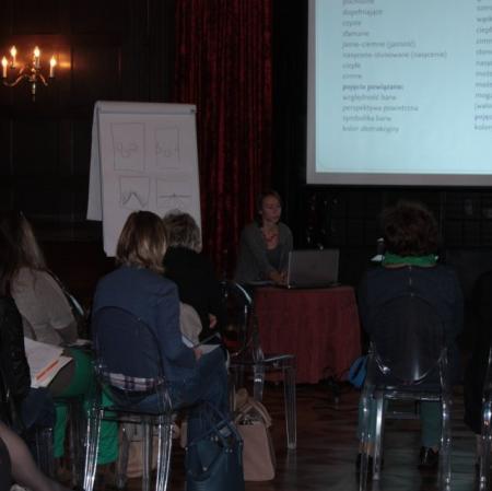 Uczestnicy podczas warsztatów „Analiza formalna dzieła plastycznego” w sali balowej Pałacu Herbsta.