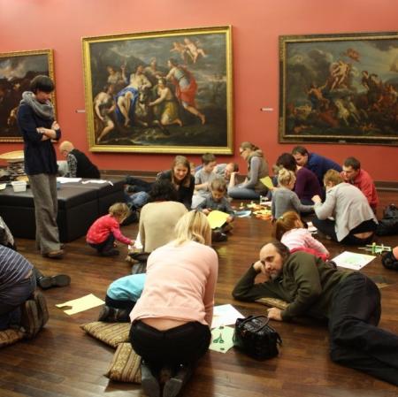 Uczestnicy podczas rodzinnych warsztatów w Galerii Sztuki Dawnej tworzą kopie obrazów obecnych w galerii.