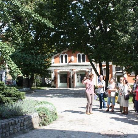 Uczestniczy podczas spaceru "Parki na Księżym Młynie. Ogrodowe pasje rodziny Herbstów i Scheiblerów".