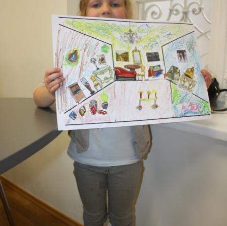 Uczestniczka warsztatów prezentuje wykonaną przez siebie pracę.