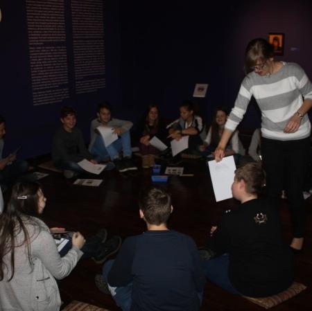 Uczestnicy siedzą w kręgu. Praca warsztatowa.