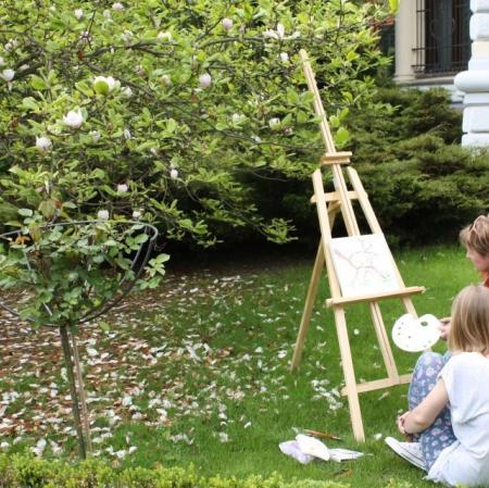 Warsztaty plenerowe w ogrodzie - uczestniczka zajęć przy sztaludze.