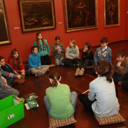 Uczestnicy warsztatu w Galerii Sztuki Dawnej.