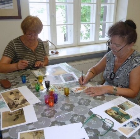 Uczestniczki na warsztatach "Zwiewne piękne z kraju Kwitnącej Wiśni" malują wybrane kompozycje na jedwabiu