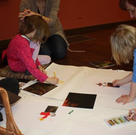 Uczestnicy warsztatu podczas wykonywania prac plastycznych.