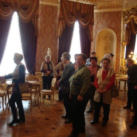 Słuchacze wykładu "Splendor płomienistego akantu, czyli Neorokoko" w Salonie Lustrzanym Muzeum Pałac Herbsta.