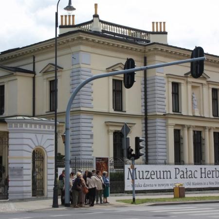 Uczestnicy spaceru "Księży Młyn - miasto samowystarczalne" przed Pałacem Herbsta.