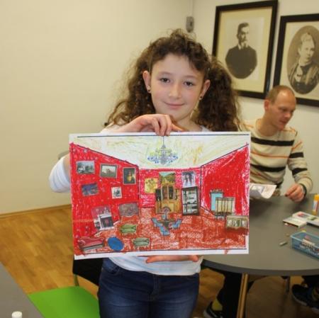 Uczestniczka warsztatów prezentuje wykonaną przez siebie pracę.