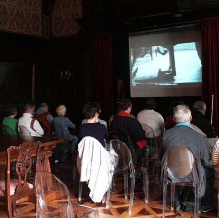 Uczestnicy III Warszawskiego Tygodnia Kultury Bez Barier w Muzeum Pałac Herbsta podczas pokazu filmu "Jaśniejsza od gwiazd" z audiodyskrypcją.