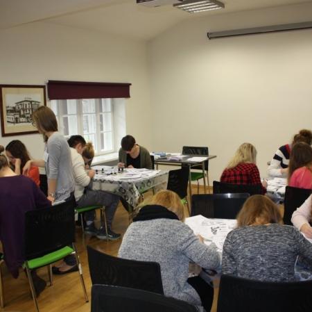 Grupa w sali edukacyjnej w trakcie warsztatu